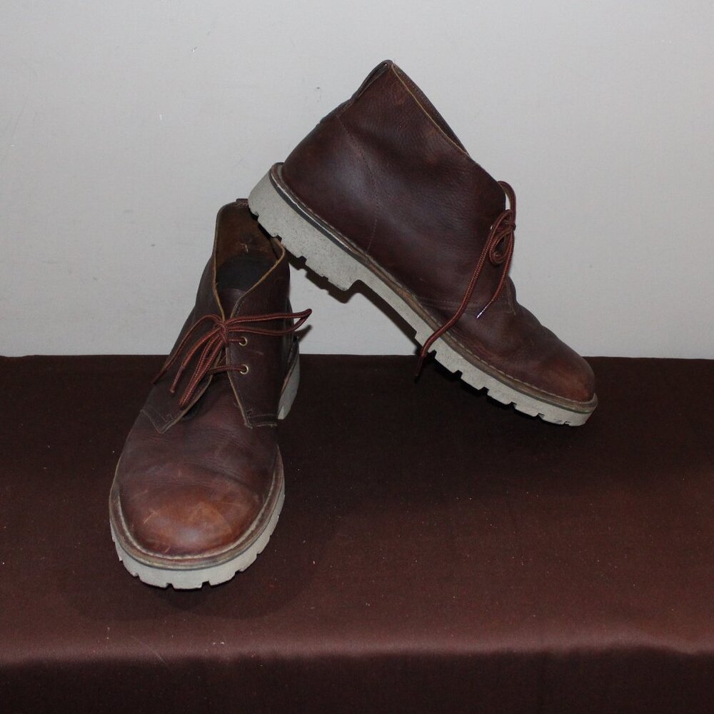 11a. EC MENS CLARKS ORTHO LITE CHUKKA BOOTS - 13 - BROWN LEATHER